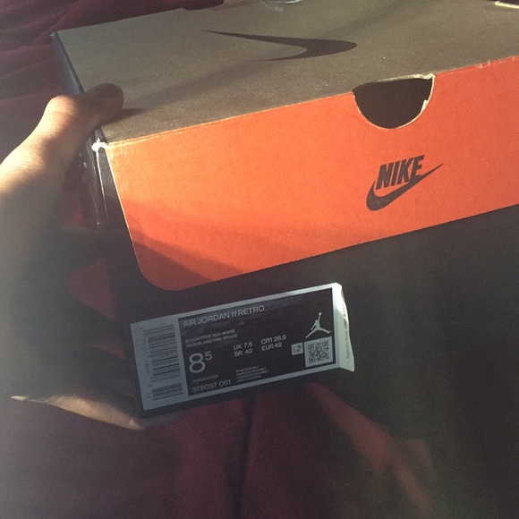 Jordan bred 11 size 8 and a half - Picture 3 of 3